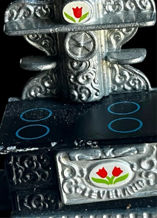 Stufa in miniatura decorata con tulipani