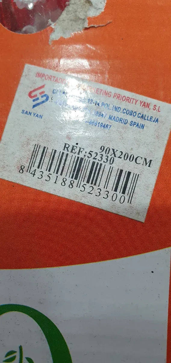 Cortina de cuentas rojas y transparentes