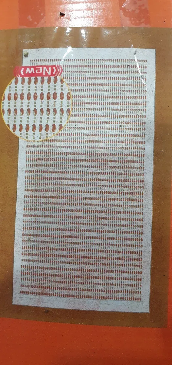 Cortina de cuentas rojas y transparentes