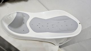 Adaptador bañera bebé blanco y gris