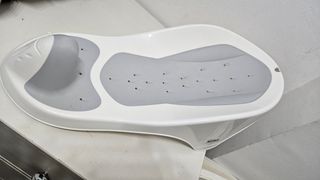 Adaptador bañera bebé blanco y gris