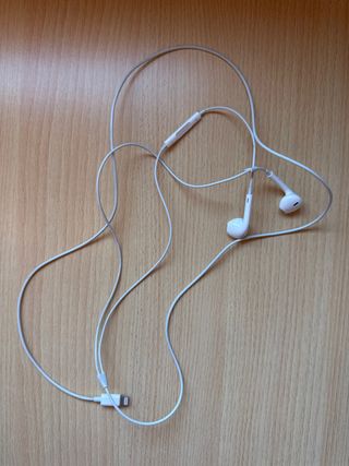Auriculares blancos con conector Lightning