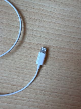 Auriculares blancos con conector Lightning