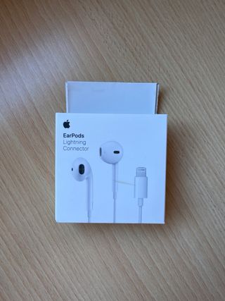Auriculares blancos con conector Lightning