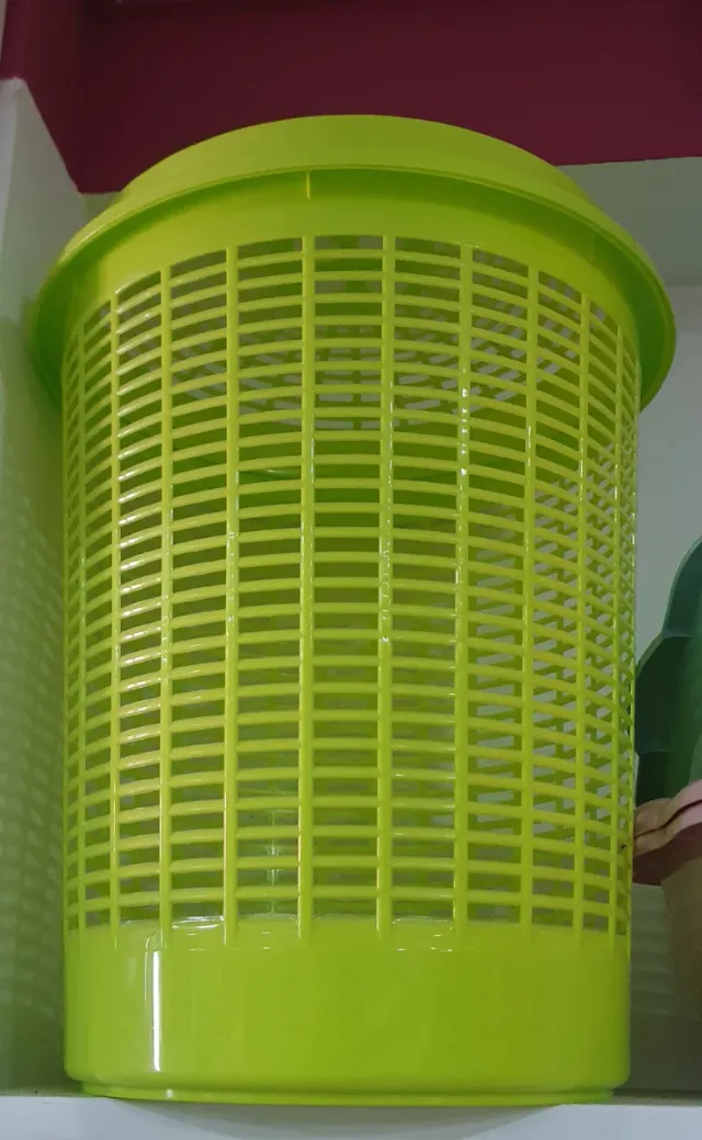 Cesto de ropa verde de plástico