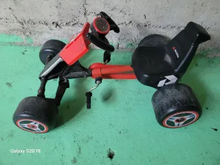 Coche de pedales para niños INJUSA