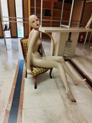 Maniquí de mujer sentado