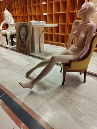 Maniquí de mujer sentado