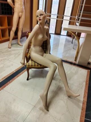 Maniquí de mujer sentado