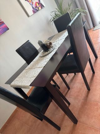 Mesa comedor y 4 sillas