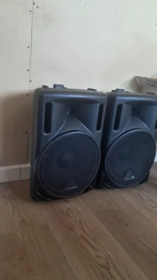 Altavoces amplificados negros