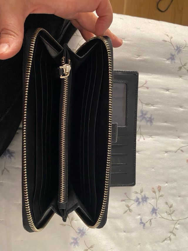 Cartera Uterqüe negra con cremallera
