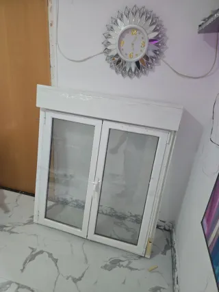 Ventana de aluminio blanca