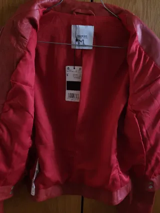 Cazadora de piel roja. Mango