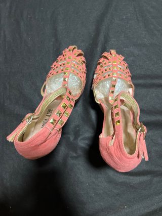 Sandalias de cuña rosas con tachuelas