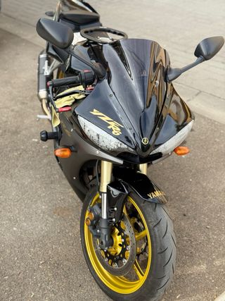 YAMAHA R6 Negra