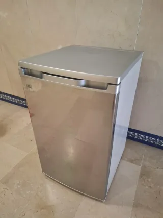 Nevera pequeña gris color inox