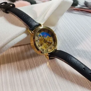 Reloj de pulsera con diseño de edificio