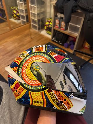 Casco de moto con diseño tribal