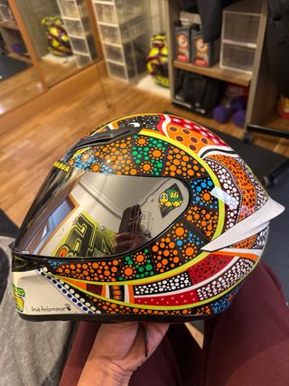 Casco de moto con diseño tribal