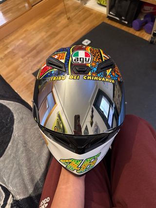 Casco de moto con diseño tribal