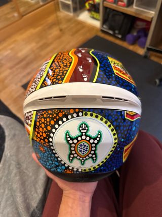 Casco de moto con diseño tribal