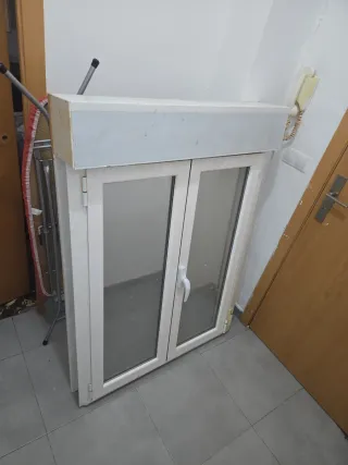 Ventana de aluminio blanca