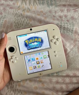 Nintendo 2DS White con Pokémon Alpha Sapphire