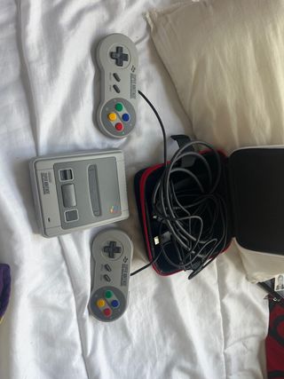 Super Nintendo con 2 mandos y juegos