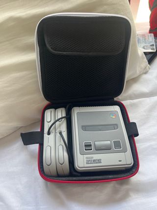 Super Nintendo con 2 mandos y juegos