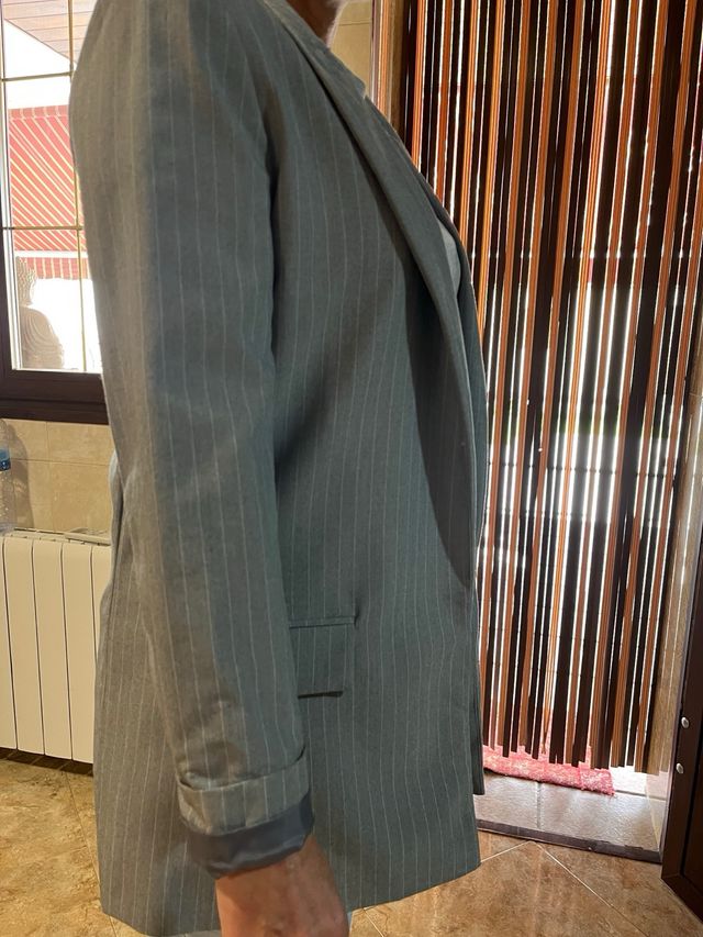 Blazer gris de Stradivarius con rayas
