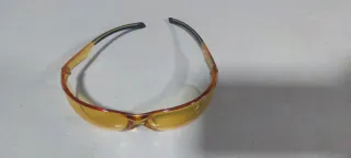 Casco de Bicicleta Negro y Gris y gafas
