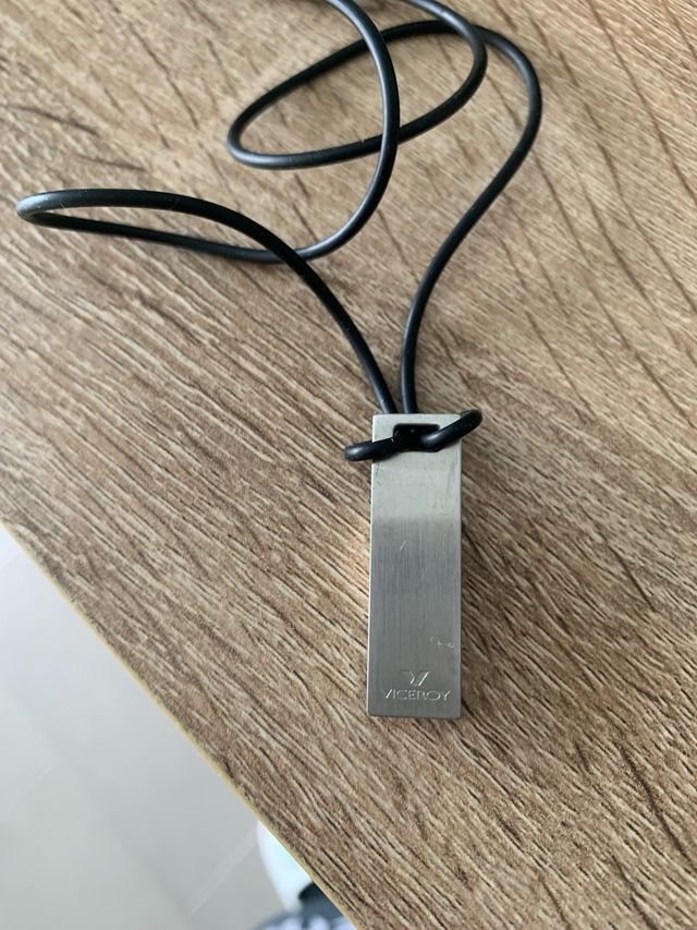 Collar con colgante plateado y negro