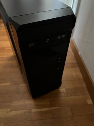 Ordenador de sobremesa negro