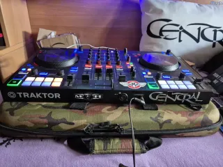Controlador DJ Traktor Kontrol S3