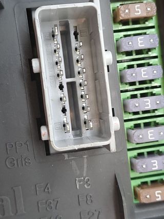 CAJA RELES / FUSIBLES CITROEN C4 PICASSO (2)