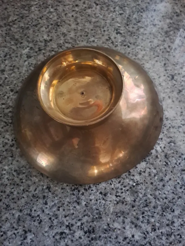 Frutero decorado con flor de loto y libélula