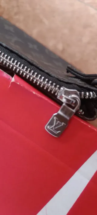 Louis Vuitton Monogram Pochette Negro Marrón