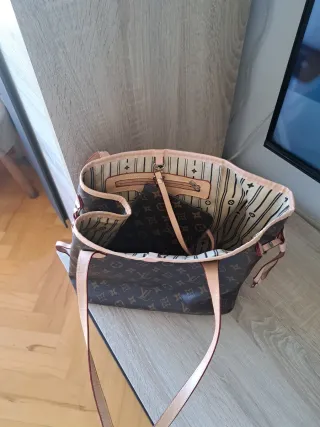 Bolso Louis Vuitton y cartera a juego