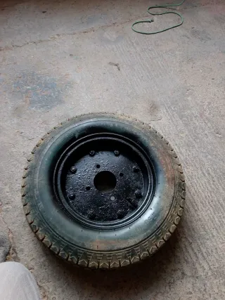 Llanta 10 y neumático Pirelli 4.80-10