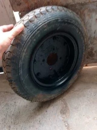 Llanta 10 y neumático Pirelli 4.80-10