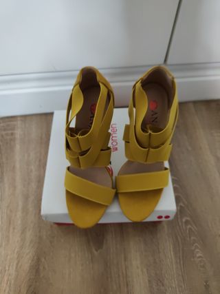 Sandalias de tacón amarillas
