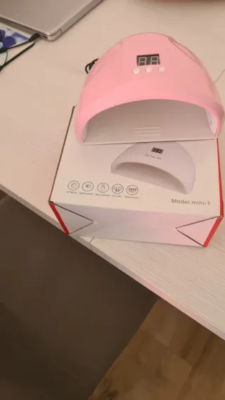 Set manicura semipermanente, con bolso marca DINO.