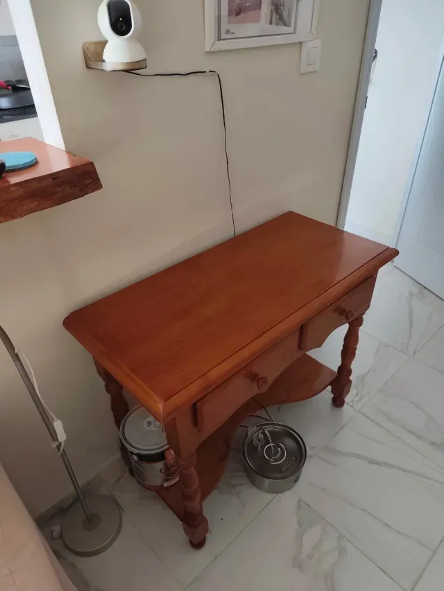 Escritorio de madera con cajones