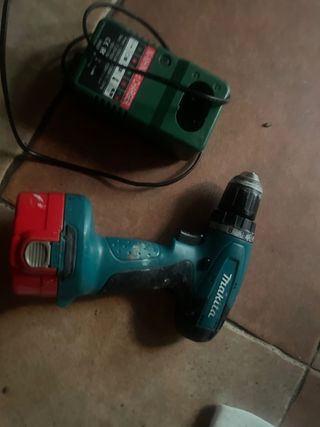 Taladro Atornillador Makita con Cargador