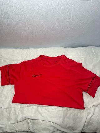Camiseta deportiva Nike roja