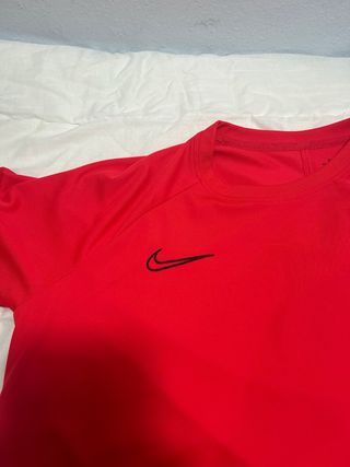 Camiseta deportiva Nike roja