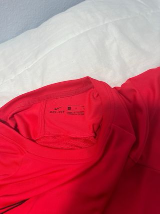 Camiseta deportiva Nike roja