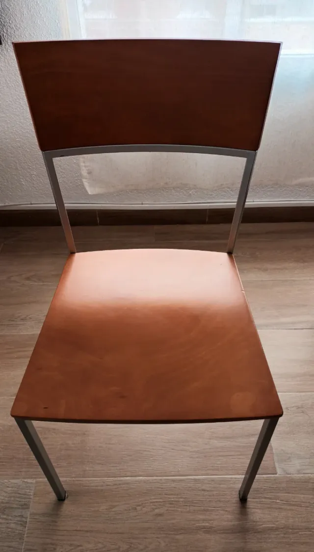 Juego de 4 sillas de madera y metal.