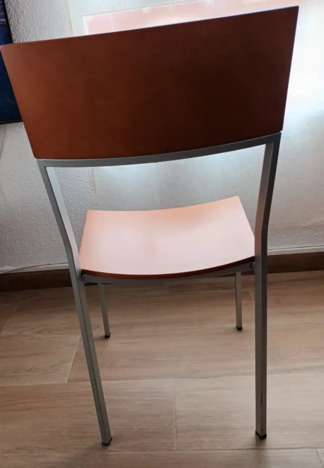 Juego de 4 sillas de madera y metal.